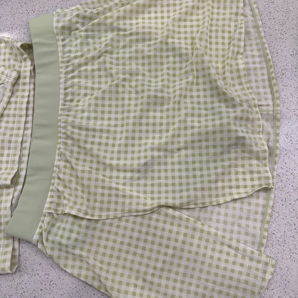 ALO Yoga women’s Athletic set in Light Green Gingham